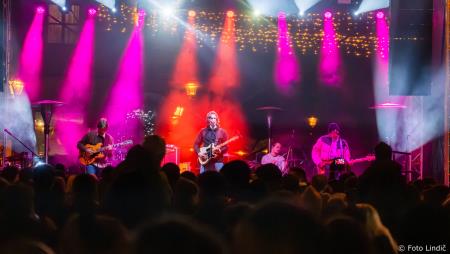 Včeraj je prvi koncert Pravljičnega Kamnik privabil število obiskovalcev (7)